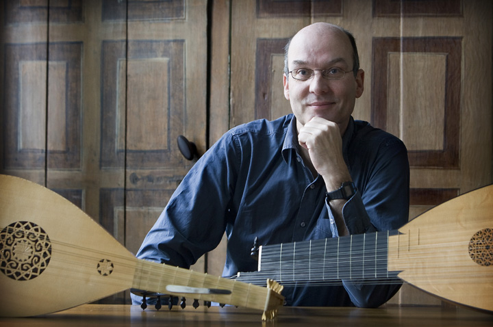 HAARLEM-Willem Mook met twee van zijn luiten.